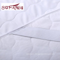 Luxury hotel White removable waterproof bed mattress protector cover skid resistance